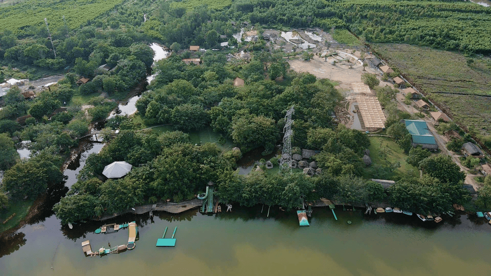 Khu du lịch Bò Cạp Vàng nằm giữa sông nước, nổi bật với các trò chơi vận động dưới nước hấp dẫn (Nguồn: Khu Du Lịch Sinh Thái Bò Cạp Vàng)